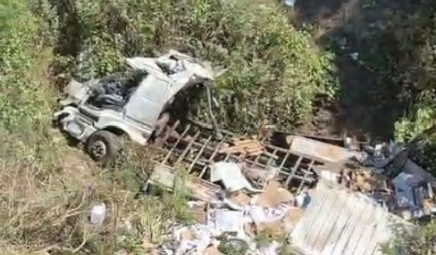 Kumluca’da kamyon şarampole devrildi: 1 ölü