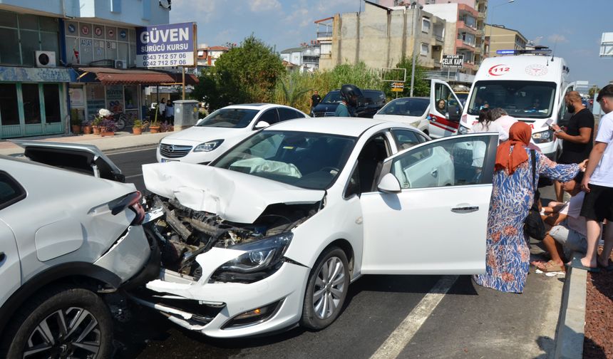 Antalya'da 5 aracın karıştığı kaza; 6 yaralı