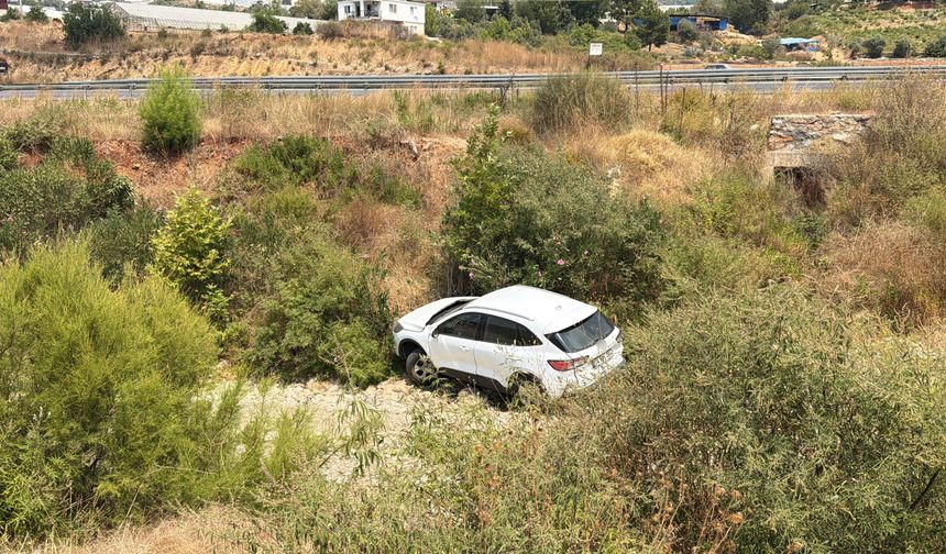Antalya'da otomobil dereye uçtu