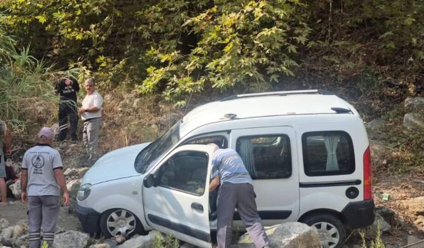Alanya’da araç şarampole yuvarlandı