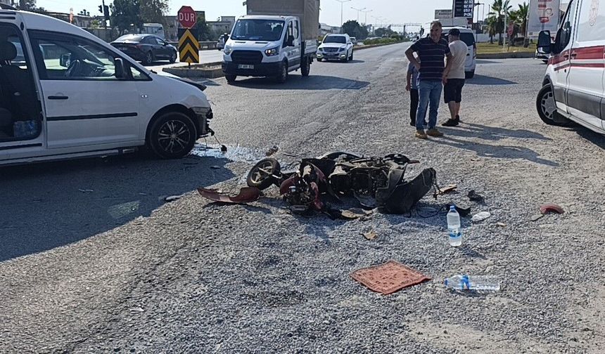 Motosiklettekileri metrelerce savuran kaza