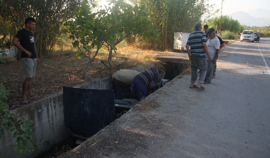 Antalya'da otomobil sulama kanalına düştü