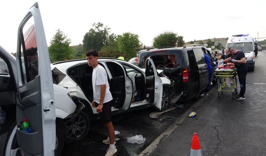 Antalya'da feci kazada ortalık savaş alanına döndü: 17 yaralı