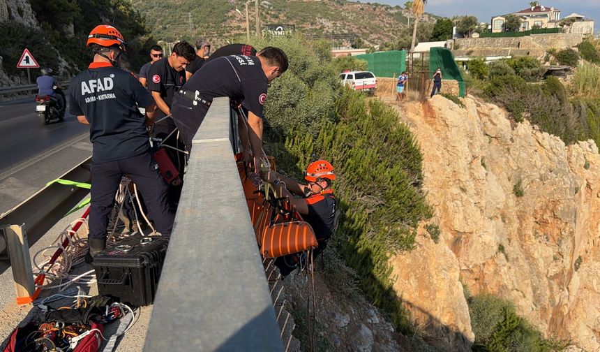 Deniz keyfi kabusa döndü, kayalıklarda mahsur kaldı