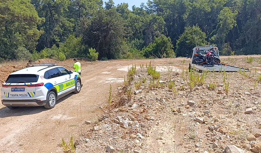 Denetimi görünce motosikletini ormanlık alana bırakıp kaçtı