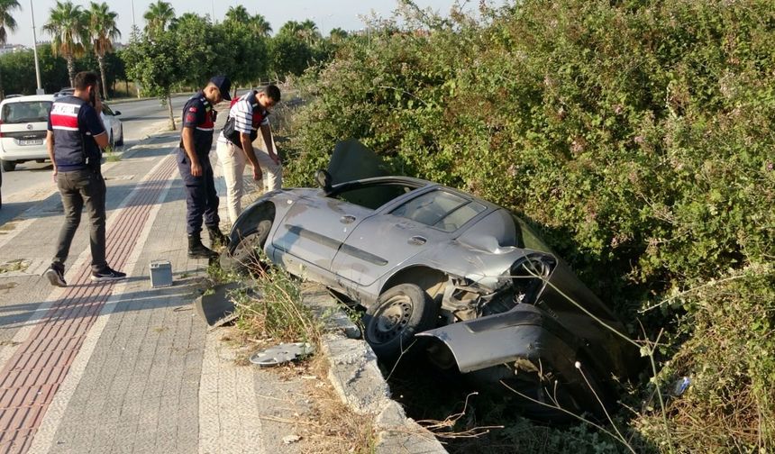 Otomobil yayaya çarpıp şarampole devrildi