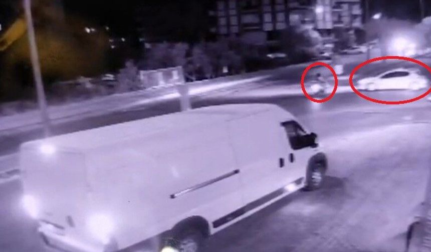Otomobille çarpışan motosikletli yola savruldu