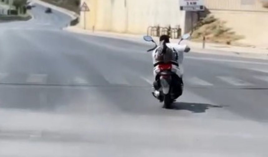 Alanya'da motosikletlinin tehlikeli hareketleri kamerada