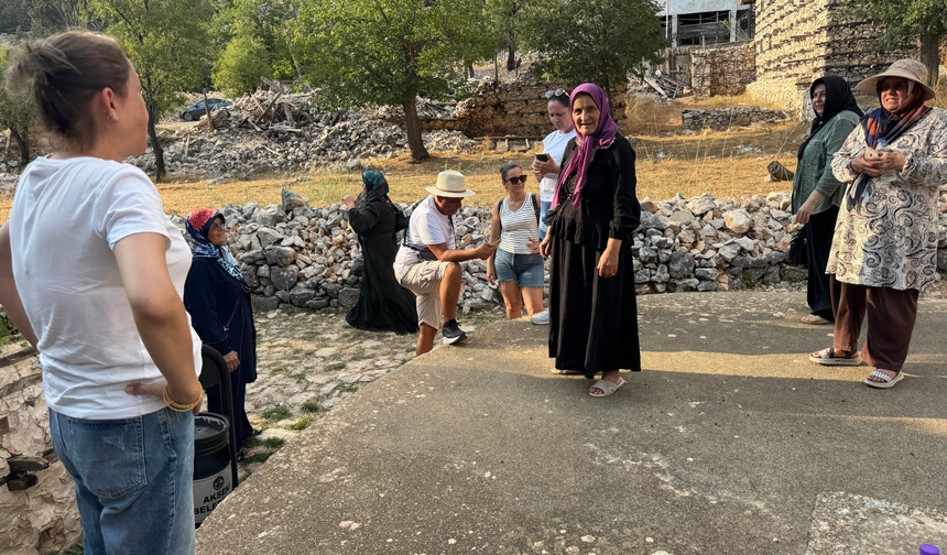 Betonsuz köy turistlerin gözdesi oldu