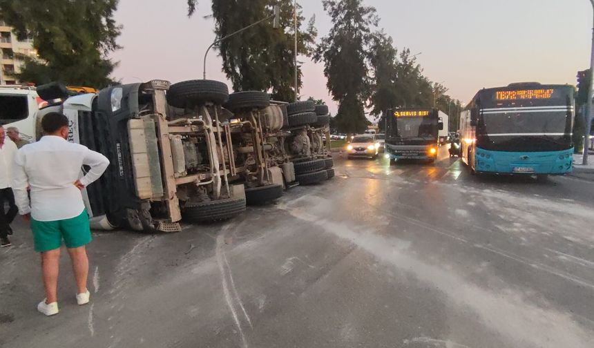 Antalya’da beton mikseri devrildi