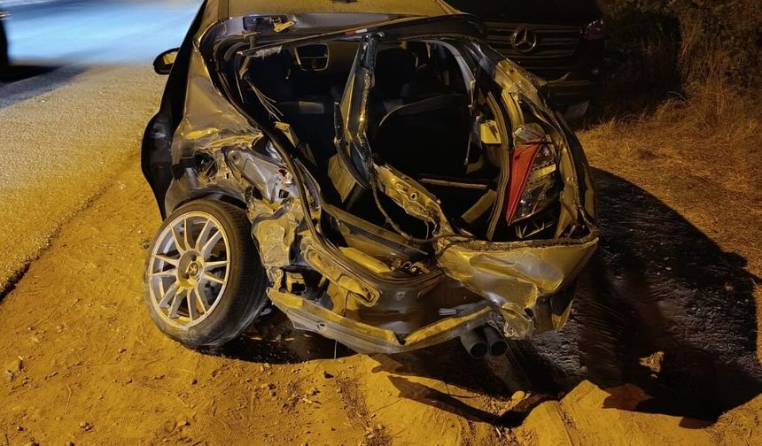 Manavgat'ta karşı şeride geçen otomobil otobüse çarptı