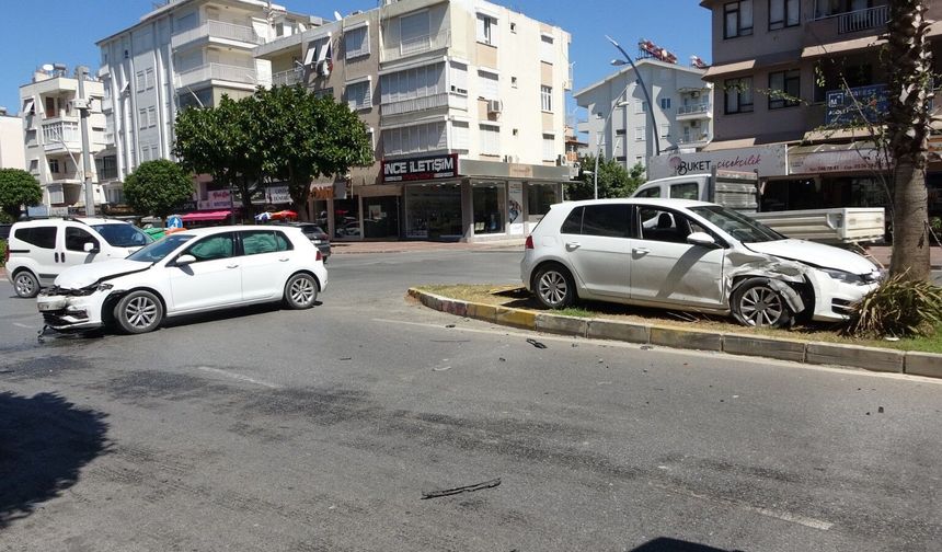 Manavgat'ta otomobiller çarpıştı