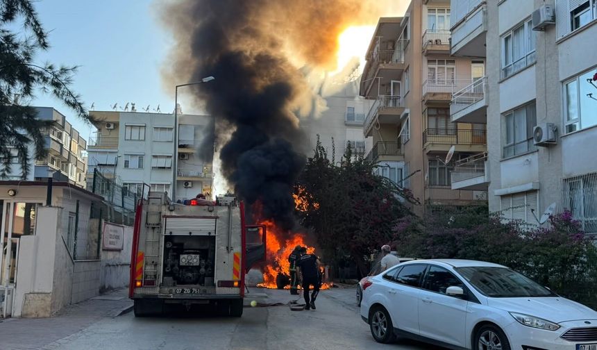 Park halindeyken yanan lüks araç küle döndü
