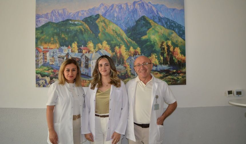 Anne ve babasının görev yaptığı hastanede doktor oldu
