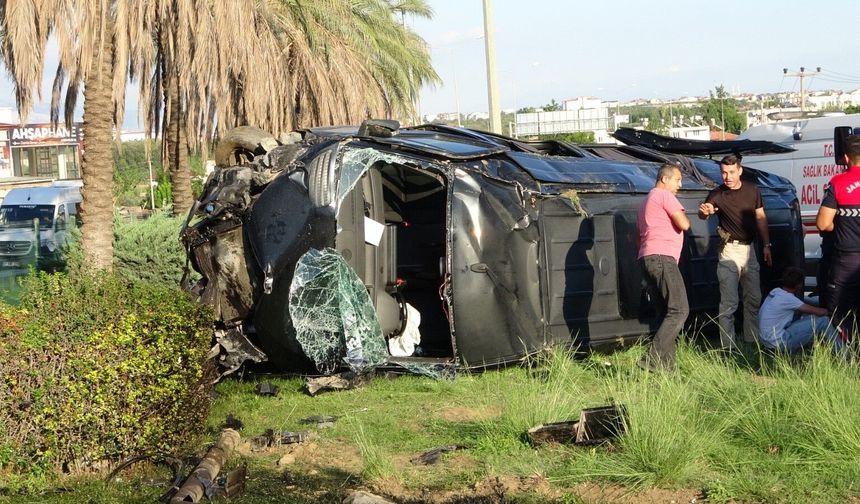Tur minibüsü, kamyonet ve otomobil çarpıştı: 15 yaralı