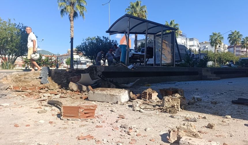 Otomobil yayaya çarptı, otobüs durağına daldı: 3 yaralı