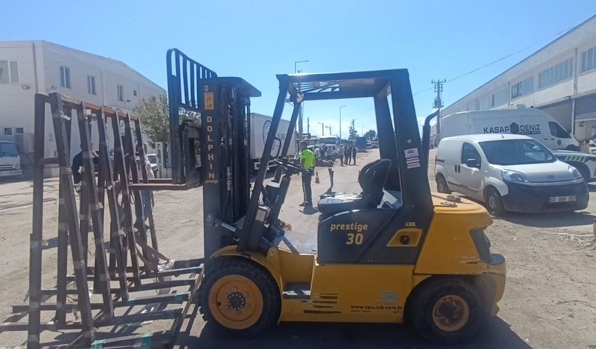 Forkliftin vinç demirine çarptı: Motosiklet sürücüsü öldü