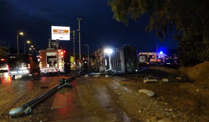 Antalya'da tır devrildi: Durakta bekleyen 2 kişi hayatını kaybetti