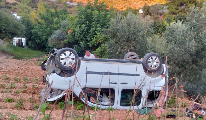 Ticari araç tarlaya uçtu: 2 yaralı