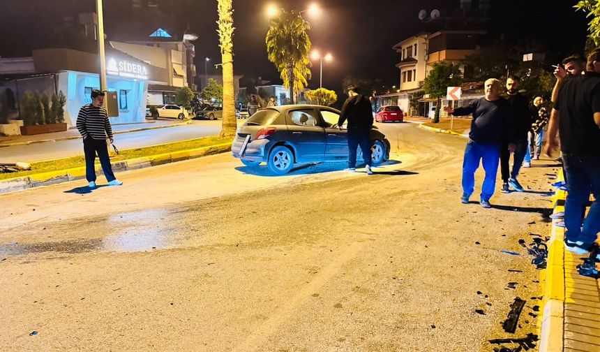 Antalya'da otomobil palmiyeye çarptı