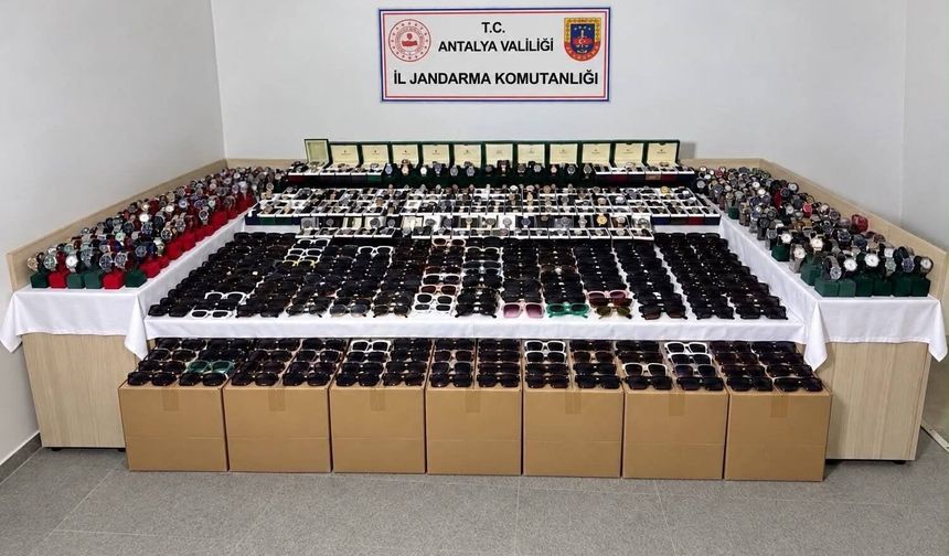 Antalya’da 5 milyon TL’lik kaçak gözlük ve saat ele geçirildi