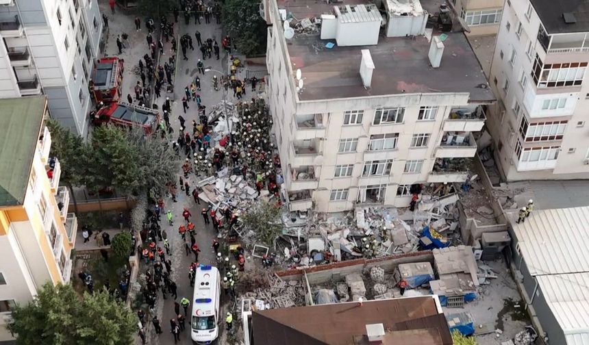 Maltepe'de çöken binada 8 kişi çıkarıldı: 6 kişiyi arama kurtarma çalışmaları devam ediyor