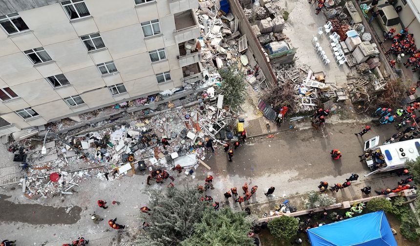 İstanbul Valiliği: "Maltepe'de 2 kişi hayatını kaybetti, 2 kişiyi arama kurtarma çalışmaları sürüyor"