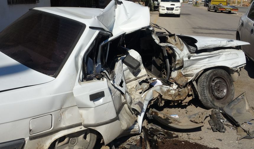 Çukurdan kaçarken karşı şeride geçti, kamyonetle çarpıştı