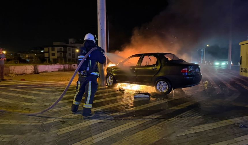 İki otomobil çarpıştı: Direğe çarpan araç alev aldı