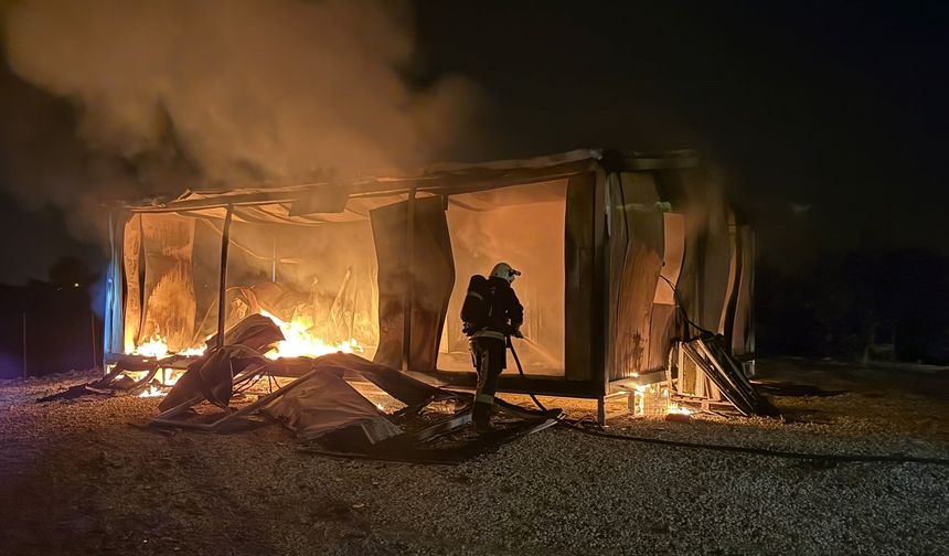 Konteyner ev yangında kullanılamaz hale geldi