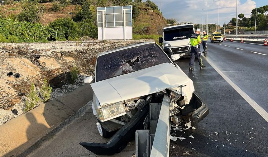 Otomobil demir bariyerlere ok gibi saplandı