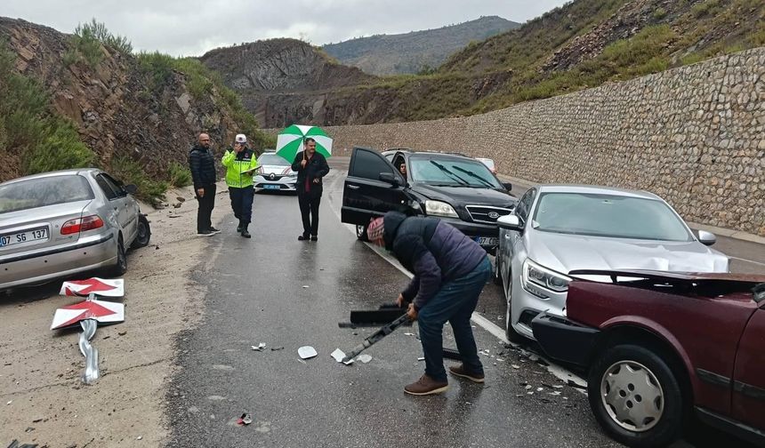 Manavgat’ta 3 araçlı zincirleme kaza