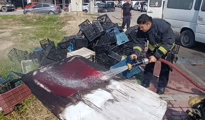 Yanan aracı söndüren itfaiyenin suyu, Türk bayrağı için aktı