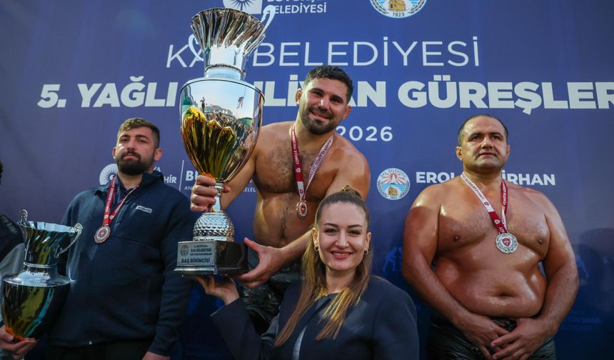 Kaş Yağlı Güreşleri'nin kazananı Erkan Taş oldu