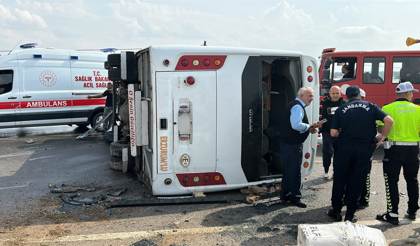 Antalya-Isparta Karayolunda yolcu midibüsü devrildi: 1'i ağır 17 yaralı