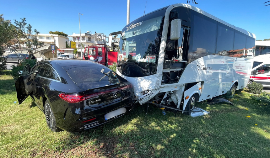 Antalya’da midibüs ile otomobil çarpıştı: 2 yaralı