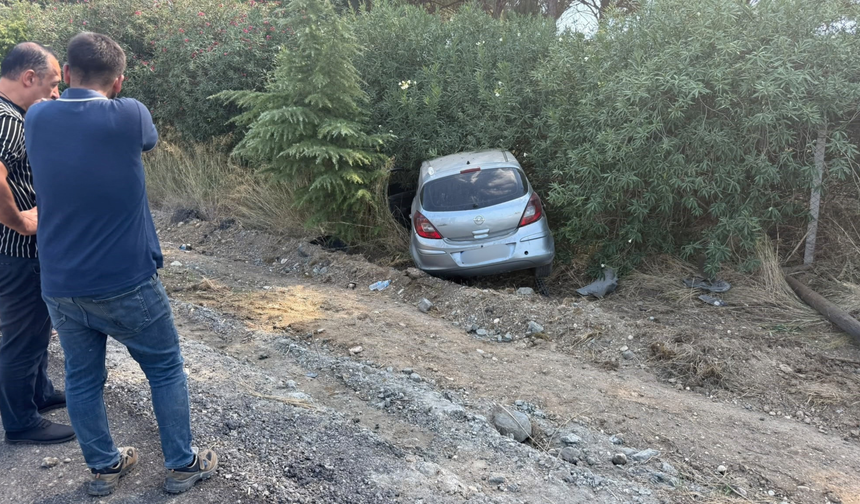 Serik’te kontrolden çıkan otomobil şarampole yuvarlandı