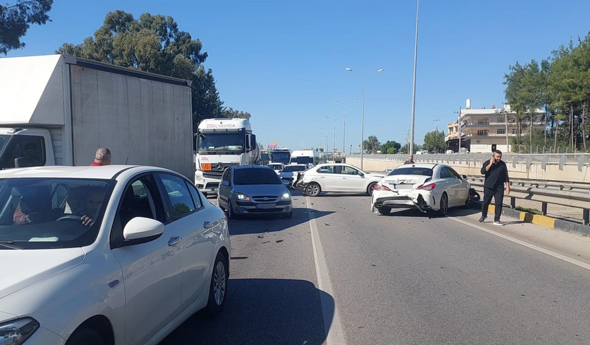 Serik'te 3 araçlı zincirleme kaza
