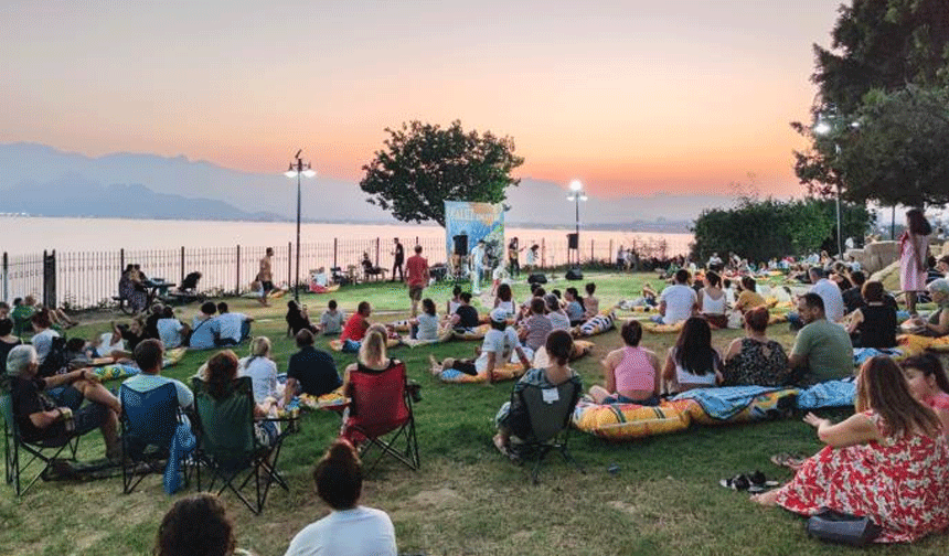 Falez dinletileri gün batımı eşliğinde devam ediyor