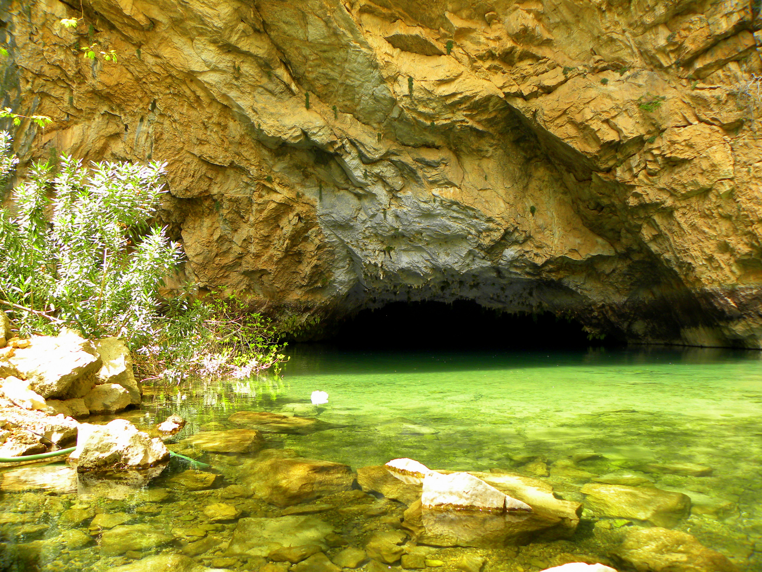 Altınbeşik_mağarası_girişi_-_panoramio