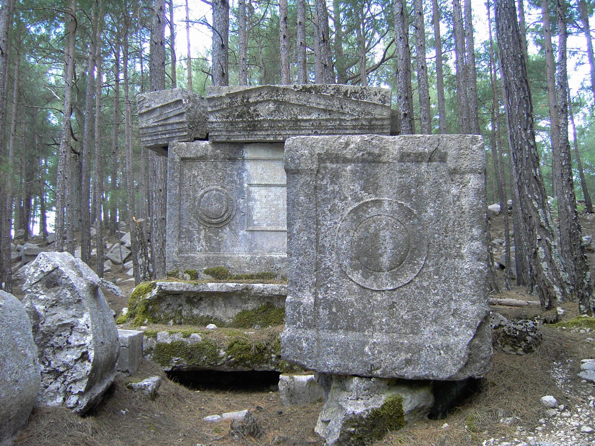 Idebessos_-_Sarcophagi_with_shield_and_spear