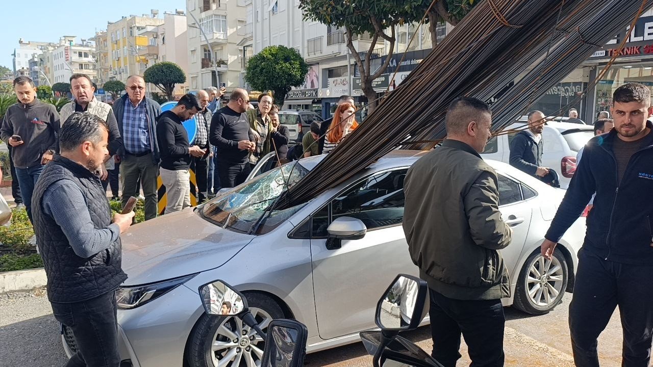 Kamyondaki Demirler Otomobile ‘Ok’ Gibi Saplandı