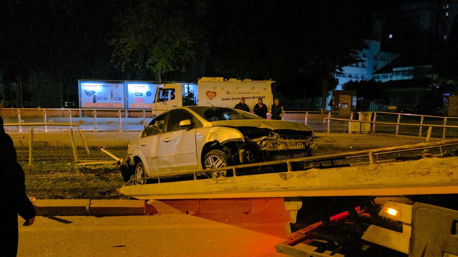 Antalya'da Alkollü Sürücü Tramvay Durağına Daldı