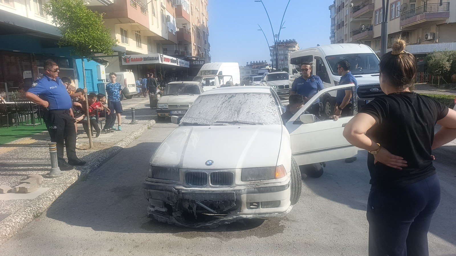 Alev Topuna Dönen Araçtan Atlayıp Canlarını Zor Kurtardılar