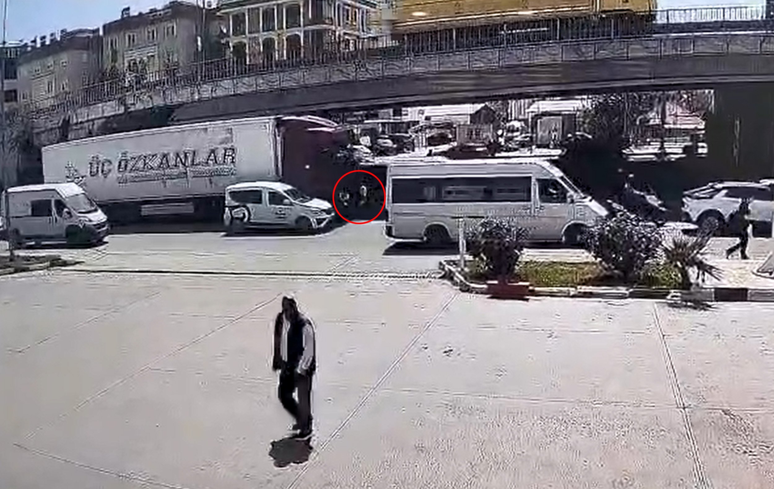 Mendil Satarken TIR Altında Kalan Kadın Hayatını Kaybetti