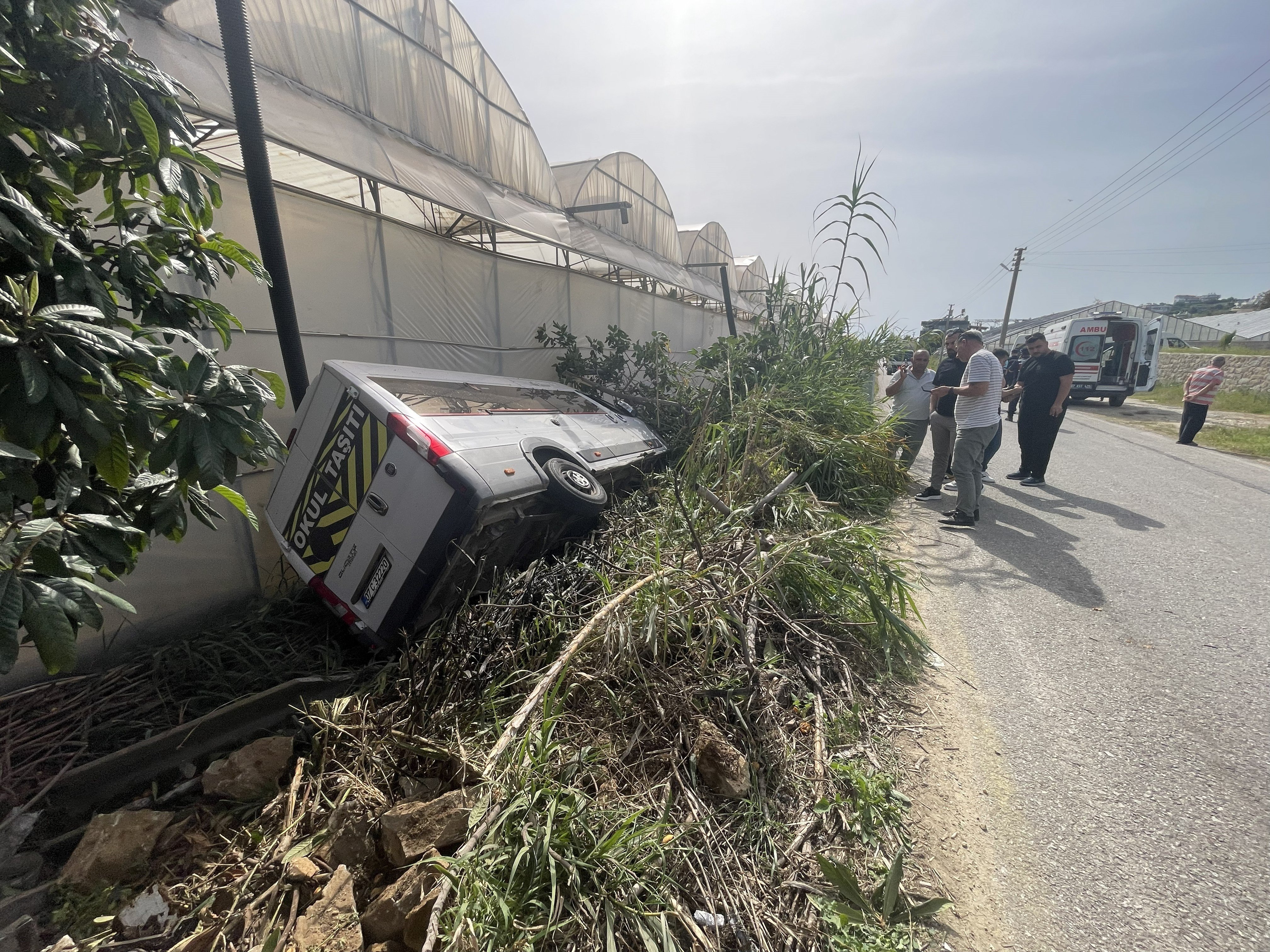 Antalya'da Okul Servisi Şarampole Devrildi