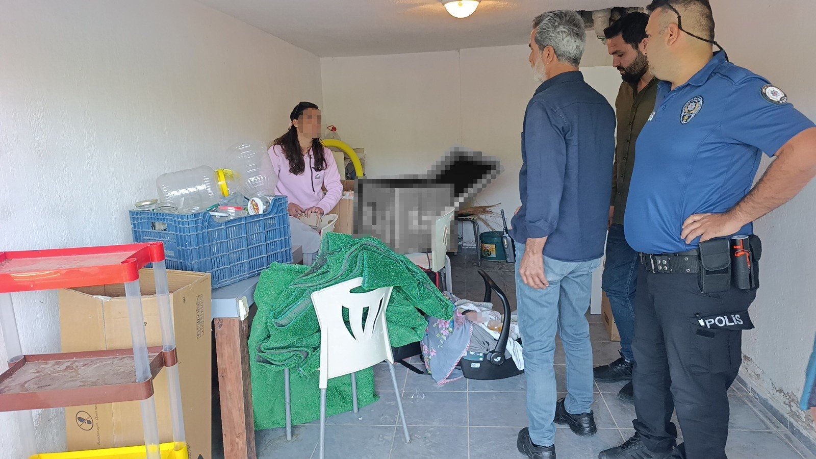 Hırsızlık İhbarına Giden Polis, Garajda Anne ve Bebeği Buldu