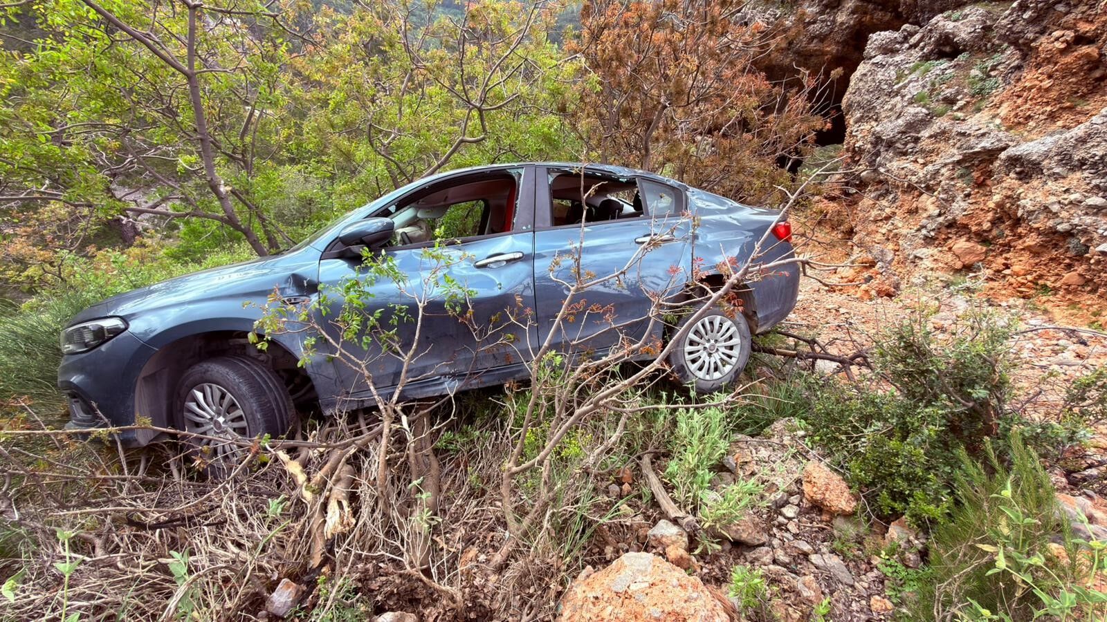 Otomobil Şarampole Yuvarlandı:3'ü Çocuk 5 Kişi Yaralandı