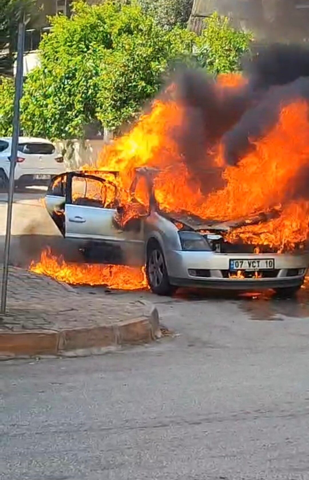 Otomobil Saniyeler İçinde Alev Topuna Döndü