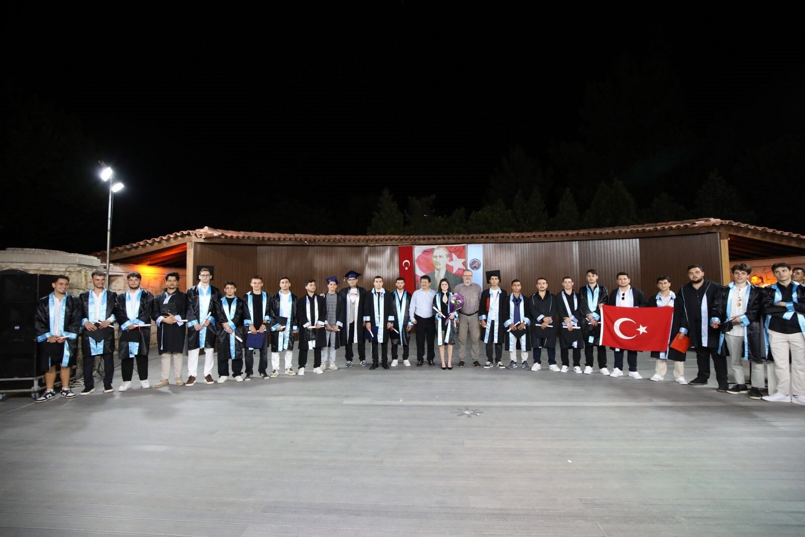 59 Erkek Öğrenci Arasında Tek Kız Olarak Mezun Oldu